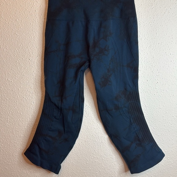 Lululemon Flow and Go Cropped Blue and Black Tie Die Leggings Size 4 - Picture 5 of 8